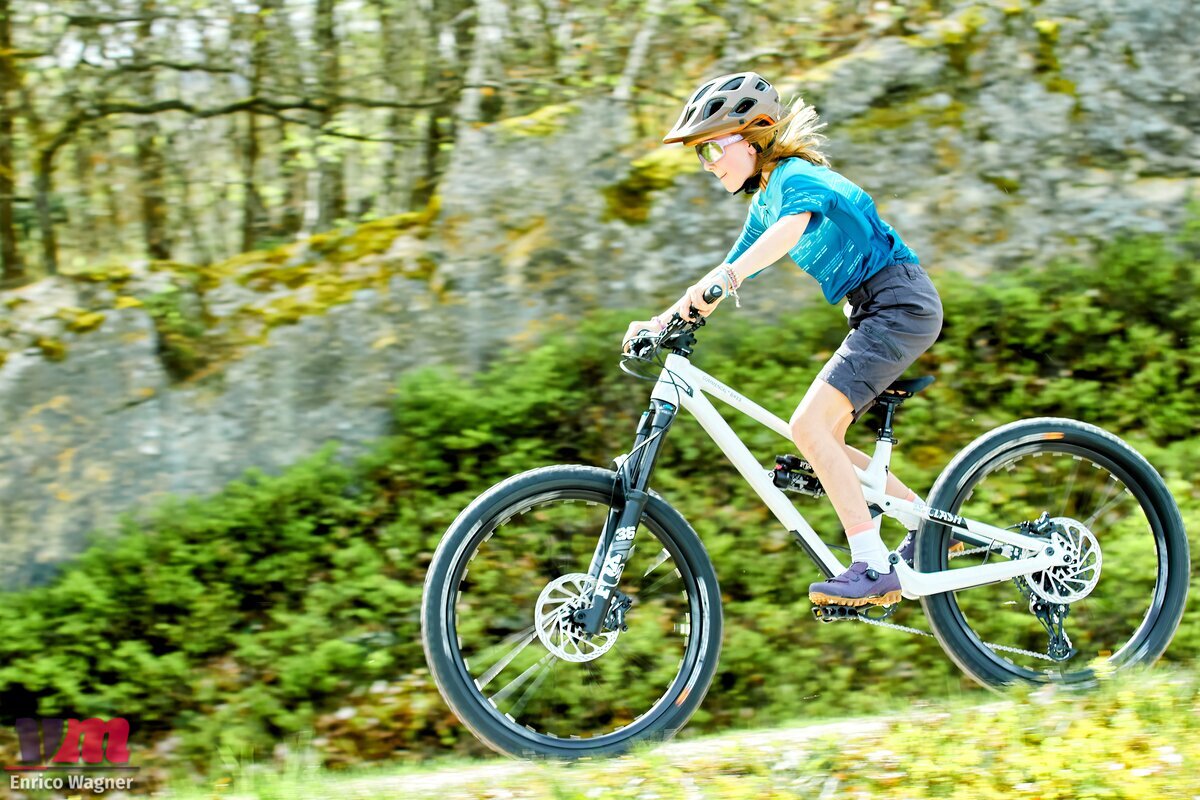 Commencal Clash XS in the test Enduro bike for the youngsters Velomotion