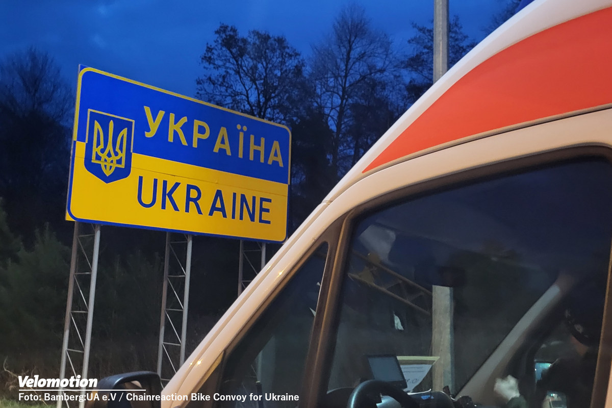 Krankenwagen-f-r-die-Menschen-in-der-Ukraine-Chainreaction-Bike-Convoy-for-Ukraine