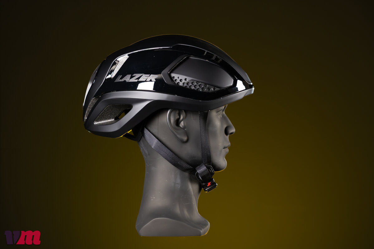 Alle-Teamhelme-der-Tour-de-France-Der-Aero-Helm-von-Picnic-PostNL-Lazer-Vento-KinetiCore
