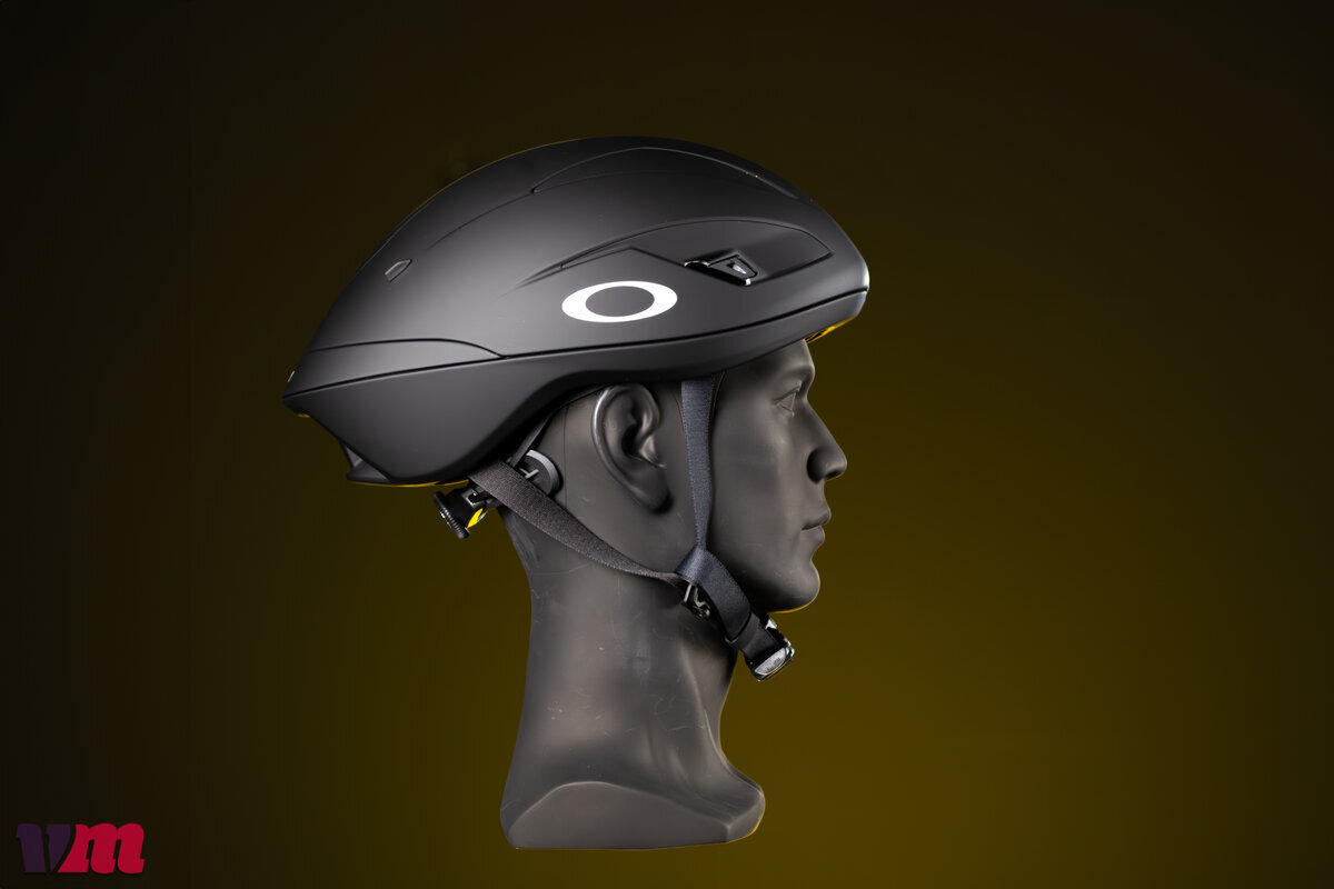 Alle-Teamhelme-der-Tour-de-France-Der-Helm-von-Tudor-Oakley-Velo-Mach