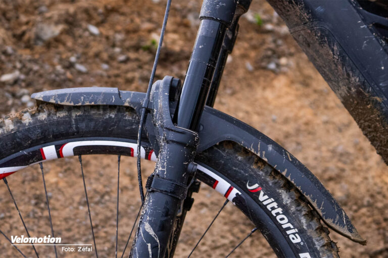 Wide mudguard for the suspension fork of mountain bikes or e-bikes