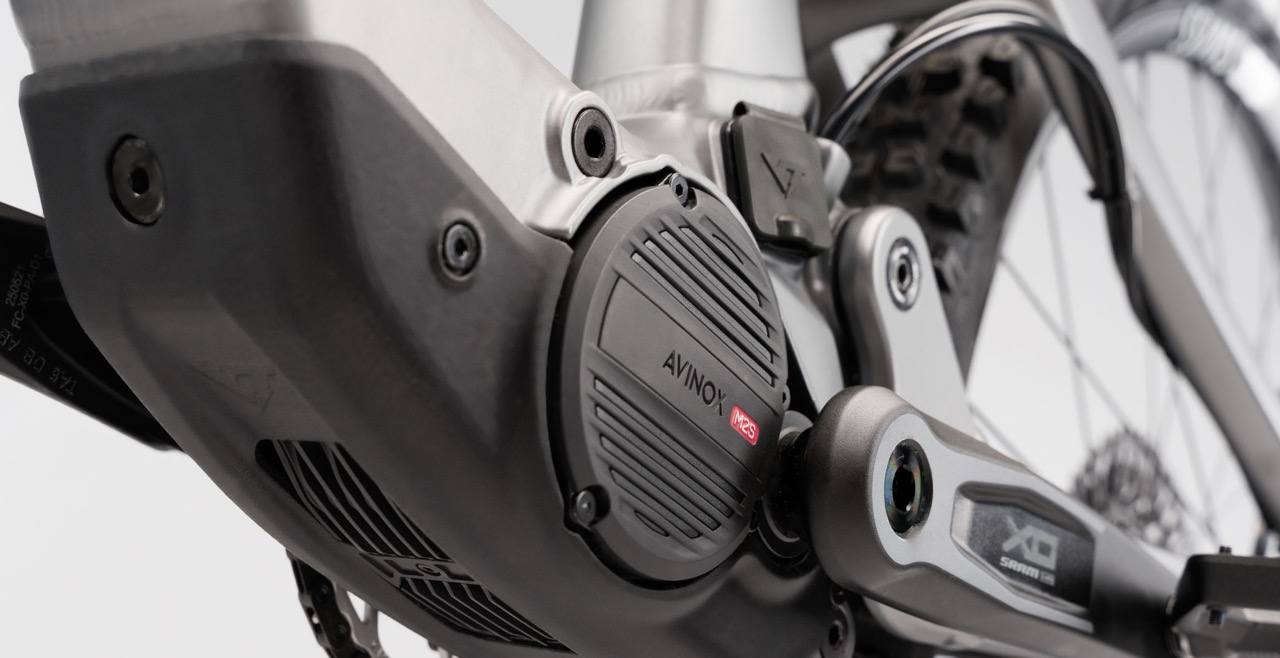 Mit an Bord: der brandneue Avinox M2S Motor. Das Aggregat leistet in der Spitze bis zu 1.300 Watt und 150 Nm und verlässt sich dabei auf einen 800 Wh großen Akku.