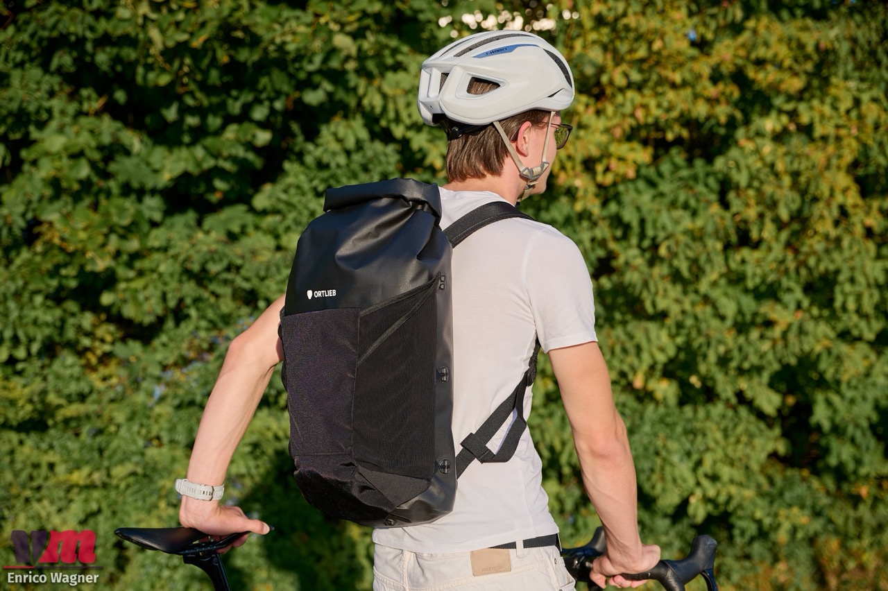 Für den Alltagseinsatz bietet Ortlieb den Daypack 23l aus Tidura core an. Auch hier gibt es ein Laptopfach im wasserdichten Rucksack; preislich liegt das Modell bei 140 Euro.
