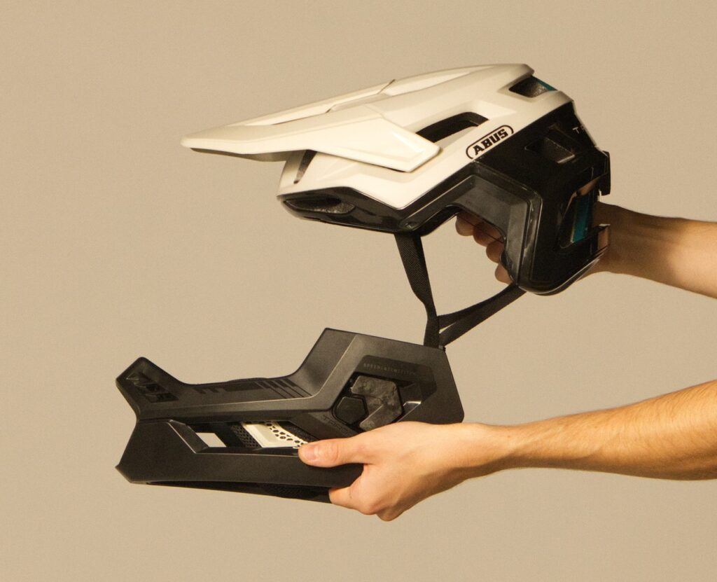 Fullface-Helm mit abnehmbarem Kinnbügel