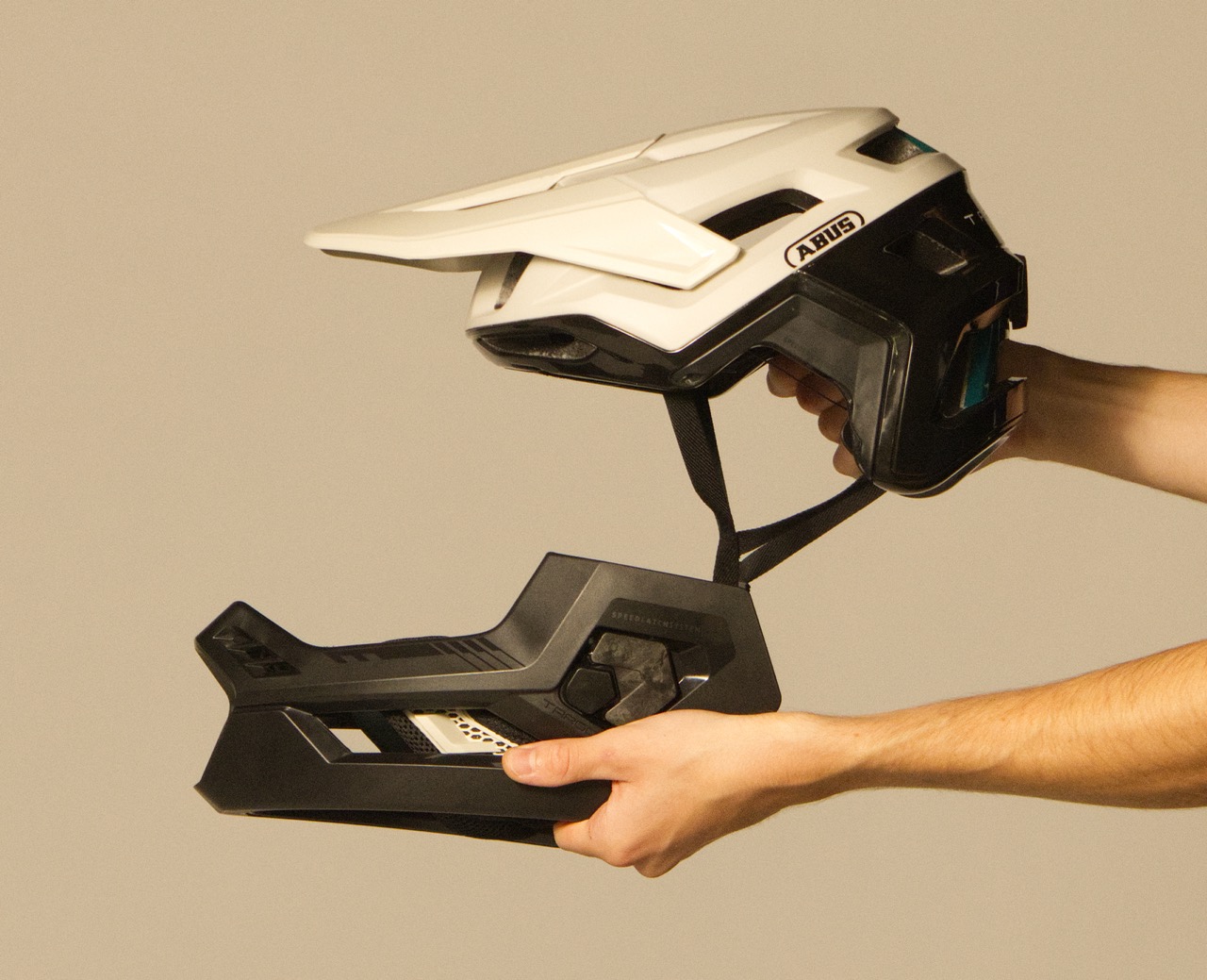 Fullface-Helm mit abnehmbarem Kinnbügel