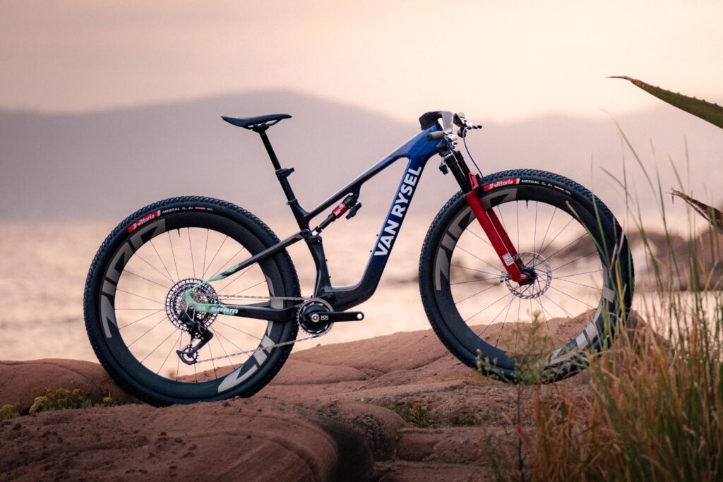 Die Lenker-Vorbau-Einheit ist extrem geformt, um die Hände auf eine vergleichbare Position wie am 29-Zoll-Bike zu bringen.