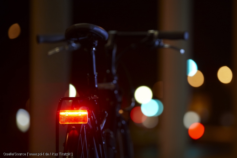 Der rückwärtige "Leuchtstreifen" erlaubt es sich näherndem Fahrzeugführern, die Distanz zum Radler besser einzuschätzen als bei einer punktförmigen Lichtquelle. Ein klares Plus an Sicherheit im abendlichen Verkehr.