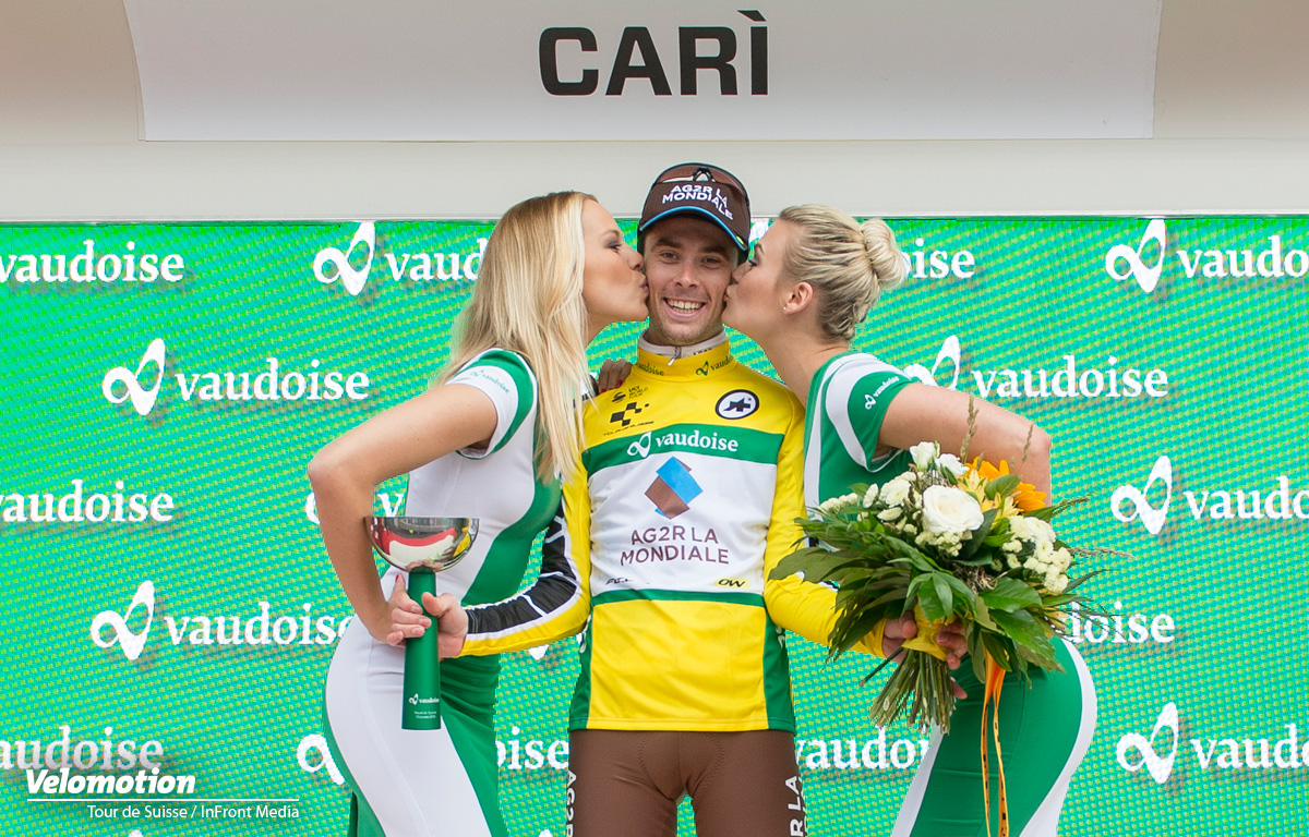 Pierre Latour erhält das Gelbe Trikot bei der Tour de Suisse