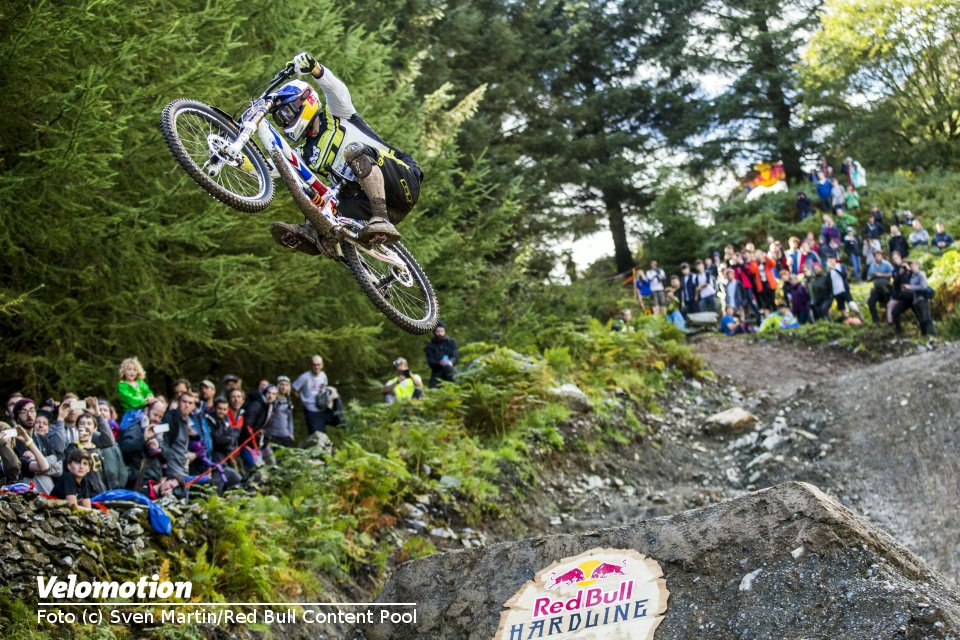 red-bull-hardline15_gee-atherton_action_csven-martin_red-bull-content-pool