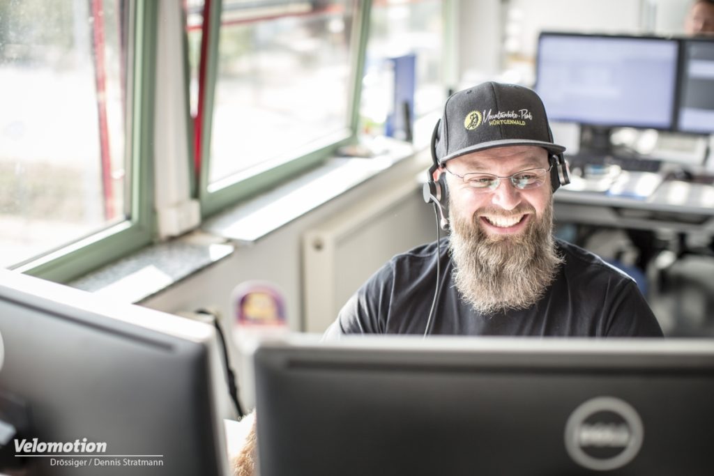 Pic zeigt: Andy nimmt den Auftrag des Händlers entgegen